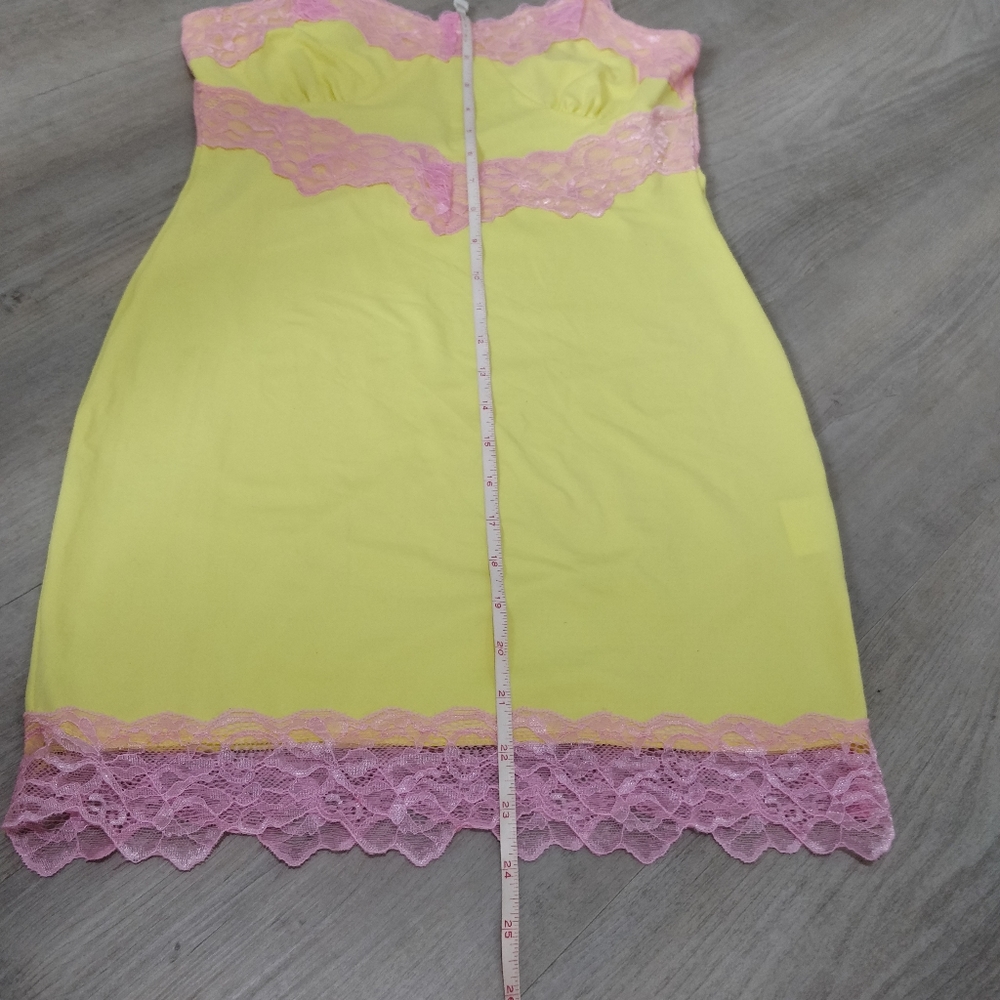 Yellow with pink lace detail bodycon mini dress - Picture 8 of 15